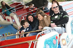 Osterkirmes am 05.04.2010 in Bochum auf dem Festplatz an der Castroper Straße: Besucher auf den Fahrgeschäften. +++ Foto: Lutz Leitmann/Stadt Bochum, Presseamt